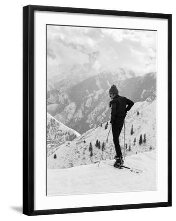 Actor Robert Redford Skiing - Black Framed Art Print Wall Art, 18x24