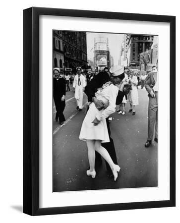 American Sailor Clutching a White-Uniformed Nurse in a Passionate Kiss in Times Square - Black Framed Art Print Wall Art, 12x16
