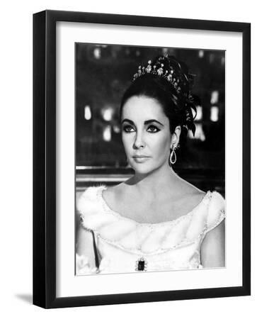 Hotel International THE V.I.P.S d'Anthony Asquith with Elizabeth Taylor, 1963 (b/w photo) - Black Framed Art Print Wall Art, 12x16 Hotel International THE V.I.P.S d'Anthony Asquith with Elizabeth Taylor, 1963 (b/w photo) - Black Framed Art Print Wall Art, 12x16