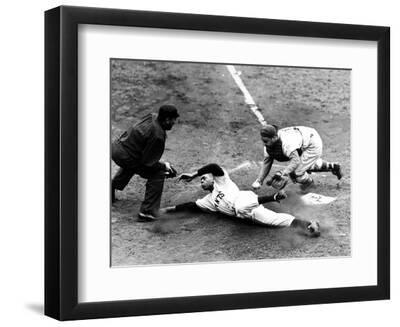 Willie Mays (1931- ) - Black Framed Art Print Wall Art, 12x9